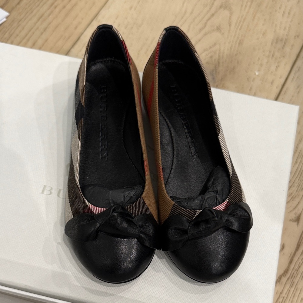 Burberry Women's Black and Tan Flats with Bow